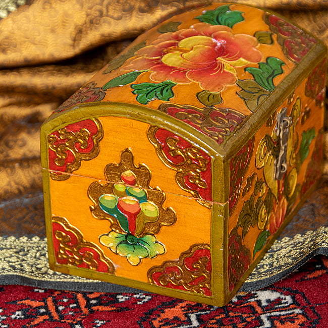 〔一点物・訳あり〕チベットの伝統小物入れ　美しい色彩と吉祥文様　宝箱型 4 - 別の角度からです