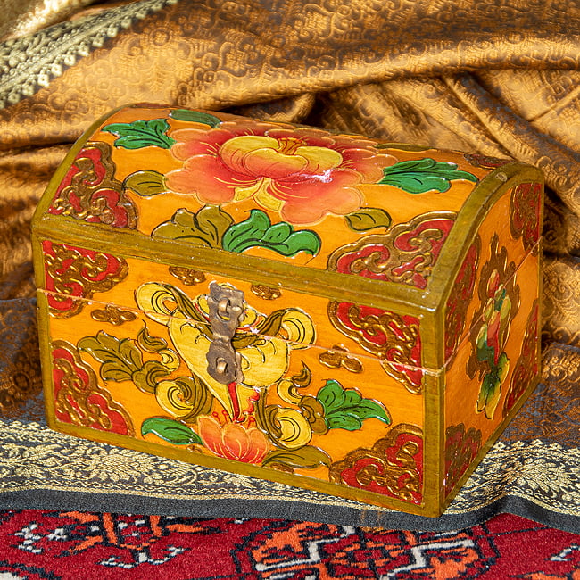 〔一点物・訳あり〕チベットの伝統小物入れ　美しい色彩と吉祥文様　宝箱型の写真1枚目です。全体写真です。雰囲気があります。木箱,小物入れ,チベット,匠,箱,亡命チベット人,チベット密教,仏教,吉祥文様,ブッダアイ,雪獅子,スノーライオン,エンドレスノット