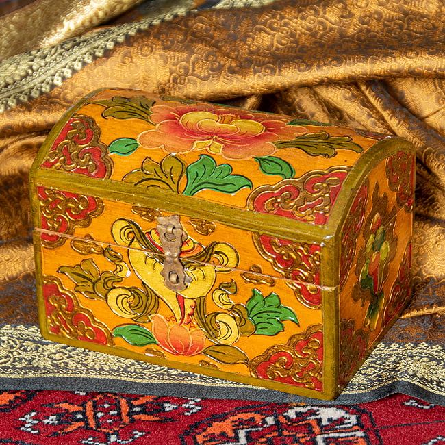 〔一点物〕チベットの伝統小物入れ　美しい色彩と吉祥文様　宝箱型の写真1枚目です。全体写真です。雰囲気があります。木箱,小物入れ,チベット,匠,箱,亡命チベット人,チベット密教,仏教,吉祥文様,ブッダアイ,雪獅子,スノーライオン,エンドレスノット