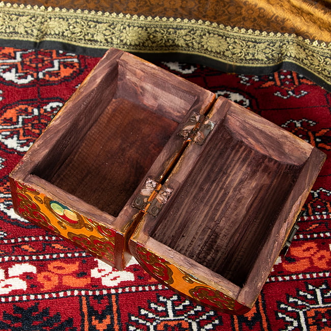〔一点物〕チベットの伝統小物入れ　美しい色彩と吉祥文様　宝箱型 6 - 中は小物入れになっています
