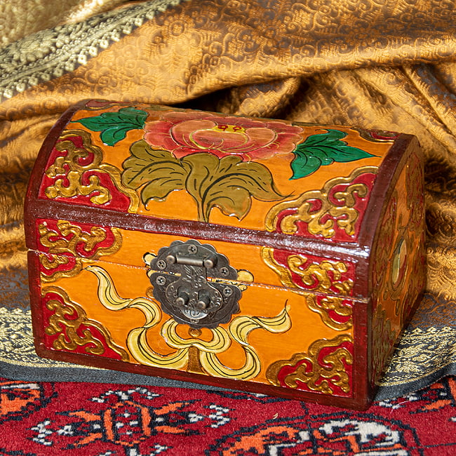 〔一点物〕チベットの伝統小物入れ　美しい色彩と吉祥文様　宝箱型の写真1枚目です。全体写真です。雰囲気があります。木箱,小物入れ,チベット,匠,箱,亡命チベット人,チベット密教,仏教,吉祥文様,ブッダアイ,雪獅子,スノーライオン,エンドレスノット