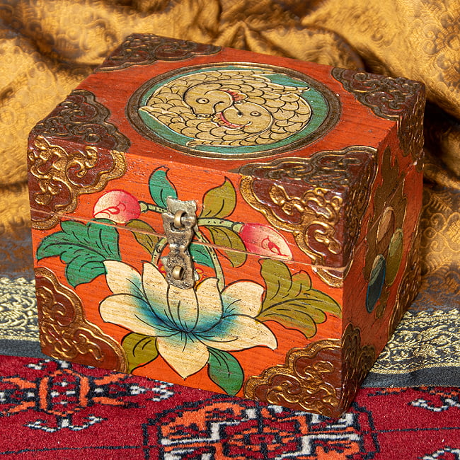 〔一点物〕チベットの伝統小物入れ　美しい色彩と吉祥文様の写真1枚目です。全体写真です。雰囲気があります。木箱,小物入れ,チベット,匠,箱,亡命チベット人,チベット密教,仏教,吉祥文様,ブッダアイ,雪獅子,スノーライオン,エンドレスノット