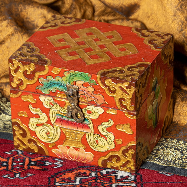 〔一点物〕チベットの伝統小物入れ　美しい色彩と吉祥文様の写真木箱,小物入れ,チベット,匠,箱,亡命チベット人,チベット密教,仏教,吉祥文様,ブッダアイ,雪獅子,スノーライオン,エンドレスノット