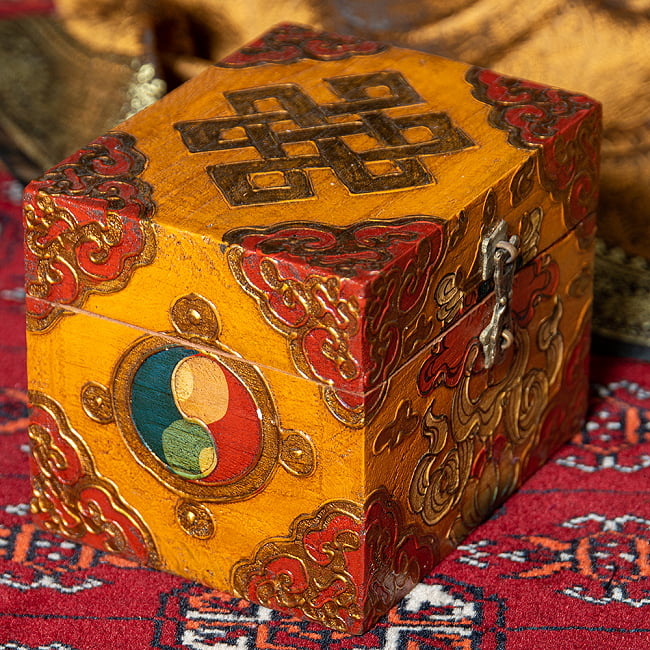 〔一点物〕チベットの伝統小物入れ　美しい色彩と吉祥文様 4 - 別の角度からです