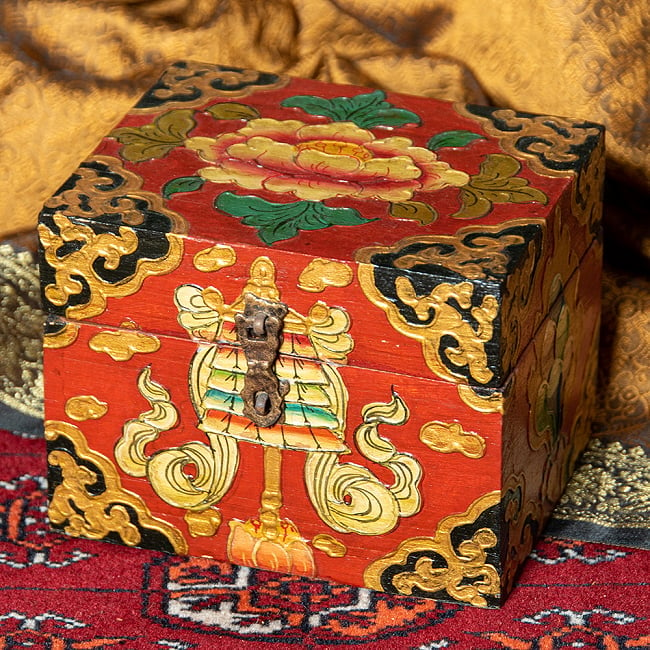 〔一点物〕チベットの伝統小物入れ　美しい色彩と吉祥文様の写真1枚目です。全体写真です。雰囲気があります。木箱,小物入れ,チベット,匠,箱,亡命チベット人,チベット密教,仏教,吉祥文様,ブッダアイ,雪獅子,スノーライオン,エンドレスノット
