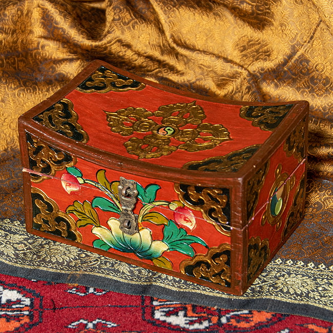 〔一点物〕チベットの伝統小物入れ　美しい色彩と吉祥文様　凹型の写真1枚目です。全体写真です。雰囲気があります。木箱,小物入れ,チベット,匠,箱,亡命チベット人,チベット密教,仏教,吉祥文様,ブッダアイ,雪獅子,スノーライオン,エンドレスノット