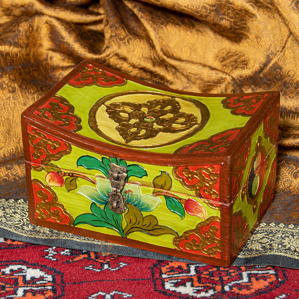 【送料無料】 〔一点物〕チベットの伝統小物入れ 美しい色彩と吉祥文様 凹型 / 木箱 匠 亡命チベット人 インド タイ バリ 収納 ボックス