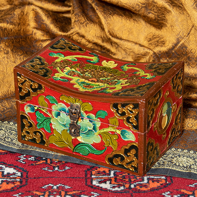 〔一点物〕チベットの伝統小物入れ　美しい色彩と吉祥文様　凹型の写真1枚目です。全体写真です。雰囲気があります。木箱,小物入れ,チベット,匠,箱,亡命チベット人,チベット密教,仏教,吉祥文様,ブッダアイ,雪獅子,スノーライオン,エンドレスノット