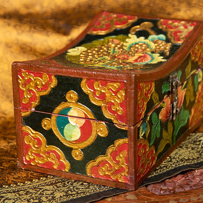 〔一点物〕チベットの伝統小物入れ　美しい色彩と吉祥文様　凹型 4 - 別の角度からです