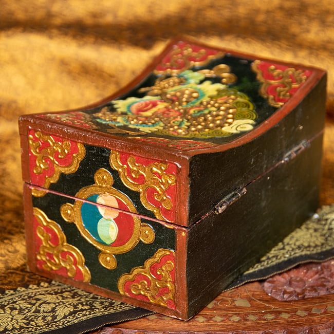 〔一点物〕チベットの伝統小物入れ　美しい色彩と吉祥文様　凹型 5 - チベット伝統の美しい色彩です