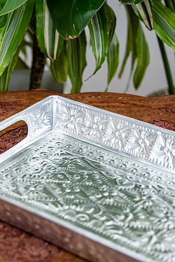 バリのアルミ細工トレイ - Sサイズ 幅：約31cm - サブ4