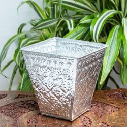 バリの飾りつきマルチバスケット 手打ち細工が美しい スクエア 高さ：14cm 幅：16cm(ID-CFLSP-483)