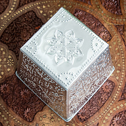 バリの飾りつきマルチバスケット 手打ち細工が美しい スクエア 高さ：21cm 幅：20cm - サブ4