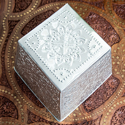 バリの飾りつきマルチバスケット 手打ち細工が美しい スクエア 高さ：23cm 幅：22cm - サブ4