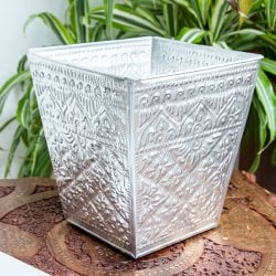 バリの飾りつきマルチバスケット 手打ち細工が美しい スクエア 高さ：23cm 幅：22cm(ID-CFLSP-486)