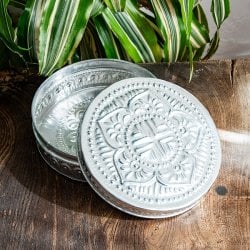 バリの飾りつきラウンドボックス 手打ち細工が美しい 直径：約15cm(ID-CFLSP-488)