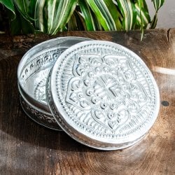 バリの飾りつきラウンドボックス 手打ち細工が美しい 直径：約17.5cm(ID-CFLSP-489)