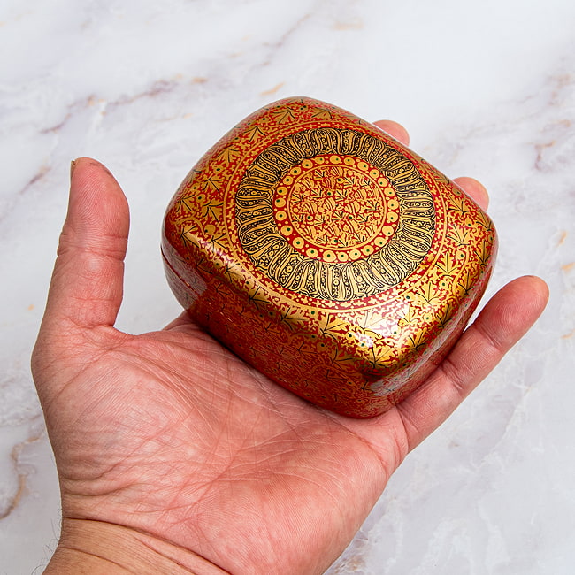 【超高精細・一点もの】カシミールのペーパーマッシュ 長方形小物入れ 約9cm x 約7cm 12 - これくらいのサイズ感になります。