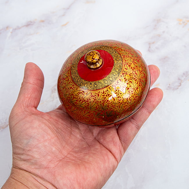 【超高精細・一点もの】カシミールのペーパーマッシュ 赤金 壺型小物入れ 約8.5cm x 約8.5cm 9 - これくらいのサイズ感になります。