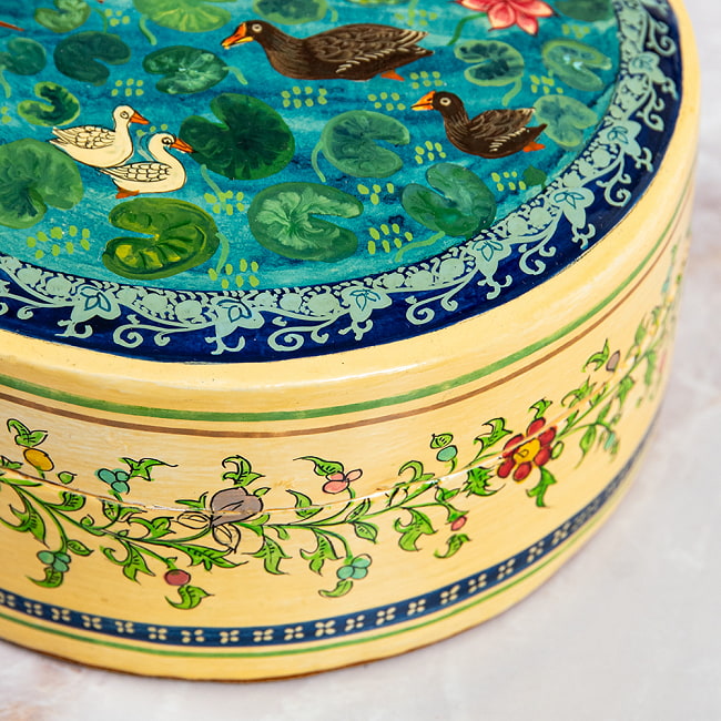 【超高精細・一点もの】カシミールのペーパーマッシュ 鳥の園 円形小物入れ 約11cm x 約11cm 10 - 側面も丁寧に描かれています。