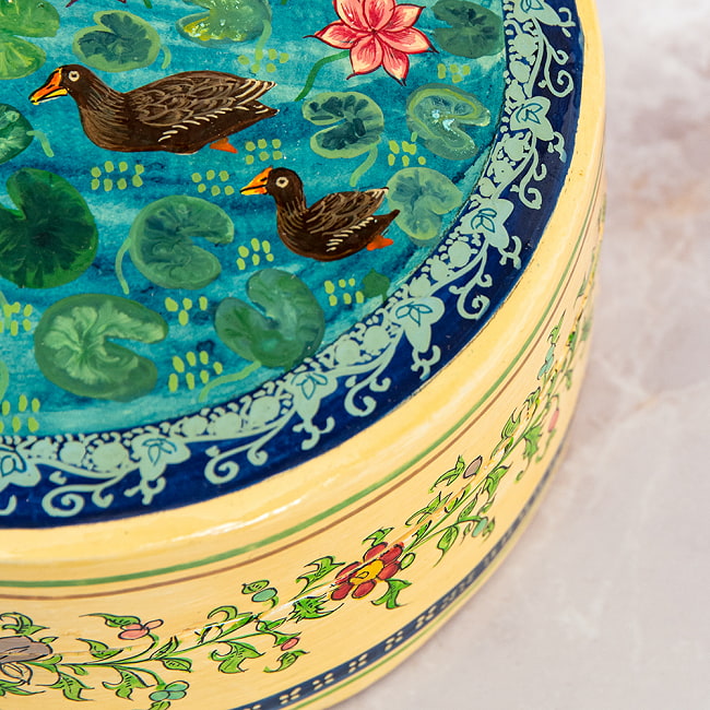 【超高精細・一点もの】カシミールのペーパーマッシュ 鳥の園 円形小物入れ 約11cm x 約11cm 13 - 淵の部分になります。