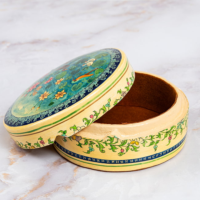 【超高精細・一点もの】カシミールのペーパーマッシュ 鳥の園 円形小物入れ 約11cm x 約11cm 14 - 蓋がずれないように、きっかけが作られています。