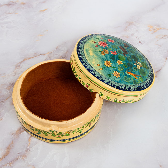 【超高精細・一点もの】カシミールのペーパーマッシュ 鳥の園 円形小物入れ 約11cm x 約11cm 15 - 蓋を開けてみました。