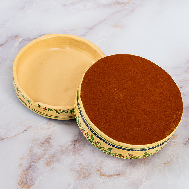 【超高精細・一点もの】カシミールのペーパーマッシュ 鳥の園 円形小物入れ 約11cm x 約11cm 16 - 底面の様子です。