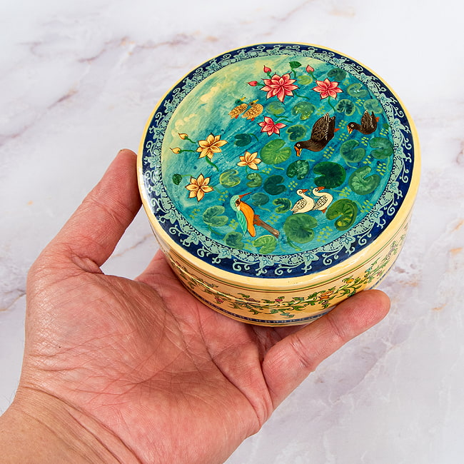 【超高精細・一点もの】カシミールのペーパーマッシュ 鳥の園 円形小物入れ 約11cm x 約11cm 17 - これくらいのサイズ感になります。