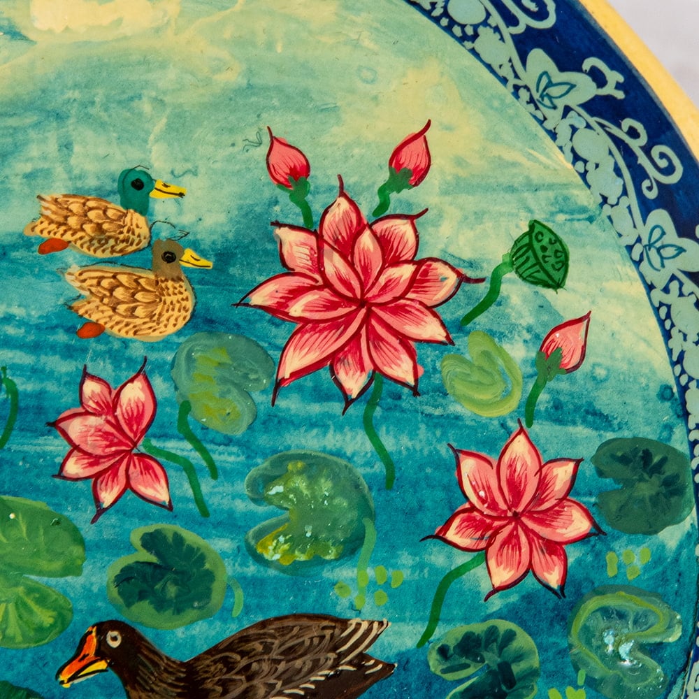 【超高精細・一点もの】カシミールのペーパーマッシュ 鳥の園 円形小物入れ 約11cm x 約11cm3枚目の説明写真です