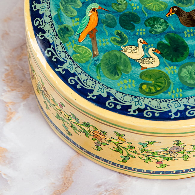 【超高精細・一点もの】カシミールのペーパーマッシュ 鳥の園 円形小物入れ 約11cm x 約11cm 9 - 淵の部分になります。