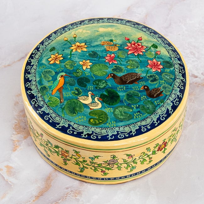 【超高精細・一点もの】カシミールのペーパーマッシュ 鳥の園 円形小物入れ 約11cm x 約11cmの写真ミニアチュール,細密画,小物入れ,カシミール,ペーパーマッシュ,ペルシャ,ジュエルケース,筆箱,ペンケース