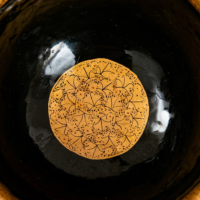 【超高精細・一点もの】カシミールのペーパーマッシュ 黒地に黄金の樹 椀型小物入れ 約11.8cm x 約11.8cm 4 - 気の遠くなるような細やかな筆使いです。