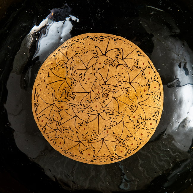 【超高精細・一点もの】カシミールのペーパーマッシュ 黒地に黄金の樹 椀型小物入れ 約11.5cm x 約11.5cm 3 - 気の遠くなるような細やかな筆使いです。