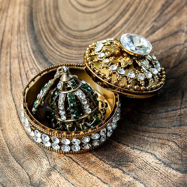 ジュエル装飾 インドの小物入れ風インテリアボックス 直径4.5cm程度 6 - アクセケースとしての使用例になります。
