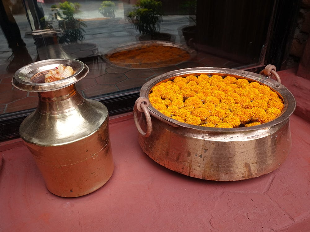 ネパールの銅の水盆 カッパー  フットバス 直径30cm程度6枚目の説明写真です