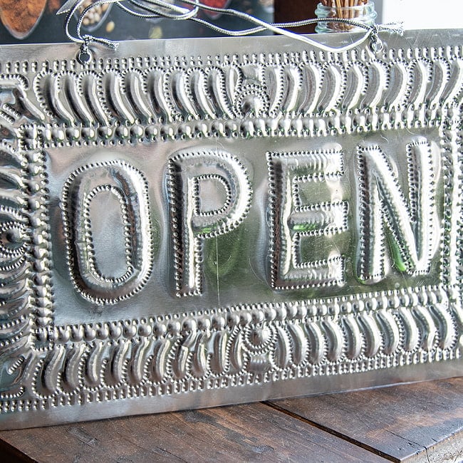 バリのアルミ細工ウェルカムボード OPEN&CLOSE 25.5cm x 15cm 6 - きらきら光沢があってかわいいです!