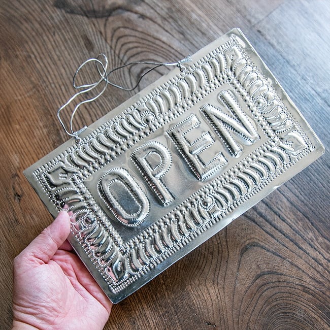 バリのアルミ細工ウェルカムボード OPEN&CLOSE 25.5cm x 15cm 8 - これくらいのサイズ感になります。