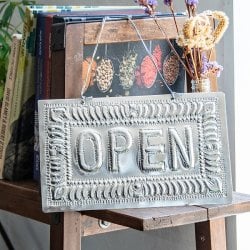 バリのアルミ細工ウェルカムボード OPEN＆CLOSE 25.5cm x 15cm(ID-CFLSP-612)