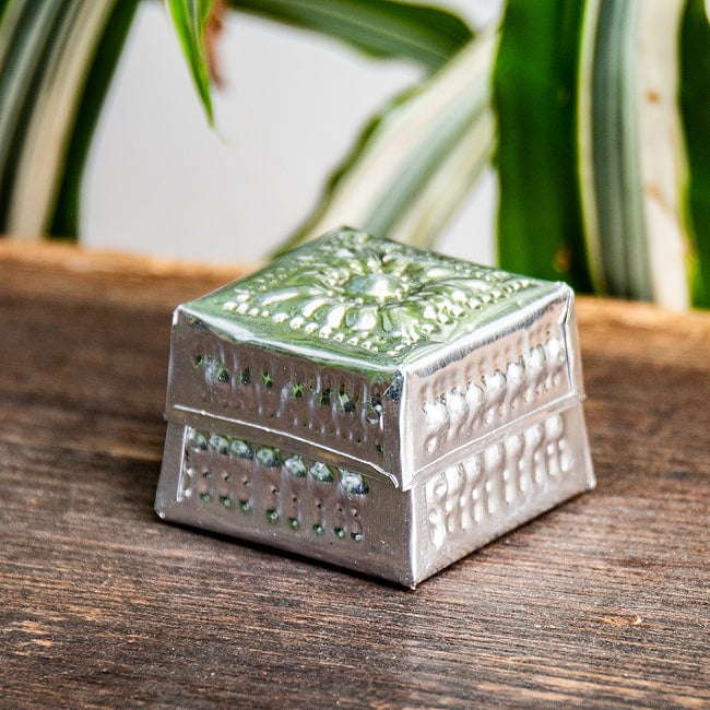 バリの飾りつき デコレーションボックス 小物入れ 4cm x 3cm 2 - 手打ちでつけられた刻印が複雑に光を反射して、お部屋の雰囲気をパッと明るくしてくれます。