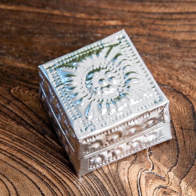 バリの飾りつき デコレーションボックス 小物入れ 5cm x 3.5cm 2 - 手打ちでつけられた刻印が複雑に光を反射して、お部屋の雰囲気をパッと明るくしてくれます。