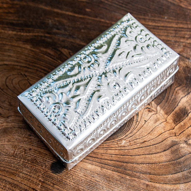 バリの飾りつき デコレーションボックス 小物入れ 14cm x 5cm 2 - 手打ちでつけられた刻印が複雑に光を反射して、お部屋の雰囲気をパッと明るくしてくれます。