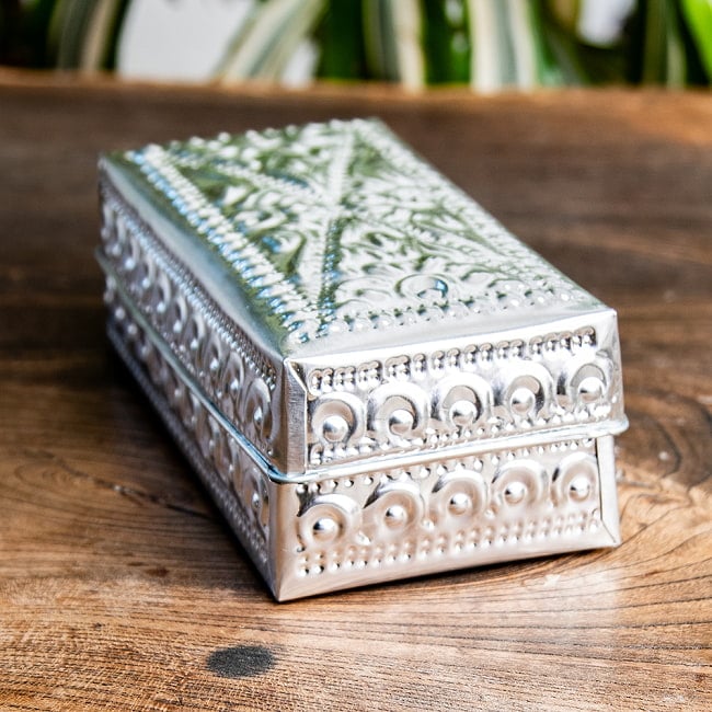 バリの飾りつき デコレーションボックス 小物入れ 14cm x 5cm 3 - コンコンと地道に作られています。