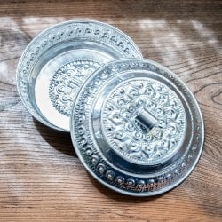 バリのエンボス 蓋付き小物入れ サービングトレイ 直径19cm程度(ID-CFLSP-620)