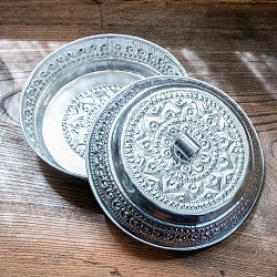 バリのエンボス 蓋付き小物入れ サービングトレイ 直径21.5cm程度の商品写真