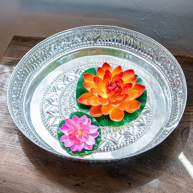 バリのアルミ細工 ラウンドトレイ お盆 40.5cm 6 - 造花ホルダーとして使用してみました。