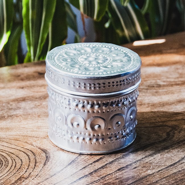 バリの飾りつき デコレーションボックス 小物入れ 7.5cm x 7cmの写真アルミ小物入れ,エスニック雑貨,インド雑貨,アクセサリーケース,ミニケース,アジアンインテリア,バリ雑貨,チャクラアイテム,ピルケース,小物収納,バリのアルミ雑貨