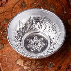 小さくてかわいい！花柄アルミの小物入れ 直径：6.5cm(ID-CFLSP-628)