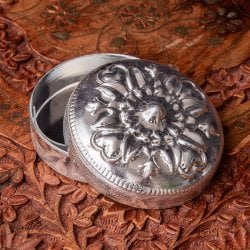 小さくてかわいい！花柄アルミの小物入れ 蓋付き 直径：7cm(ID-CFLSP-629)