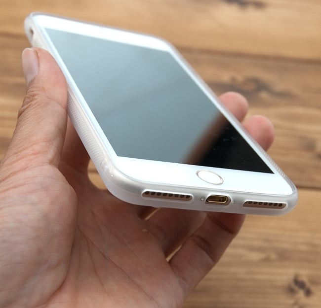 幾何学模様のタイルデザイン【ティラキタオリジナルiPhone7 Plusケース】 8 - スピーカー、電源の邪魔はしません。黒、白とも、仕様は同一です